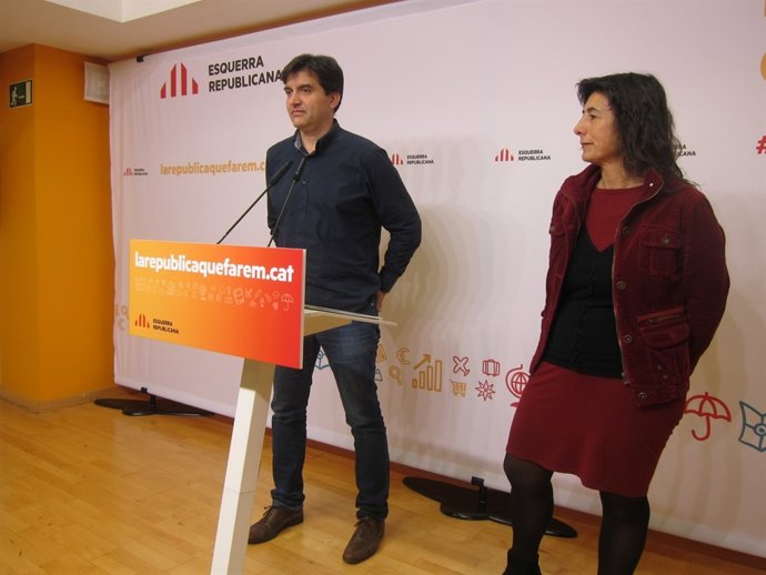 El portavoz S.Sabrià, y la vicesecrta. De Conocimiento y Mujeres de ERC M.Mata