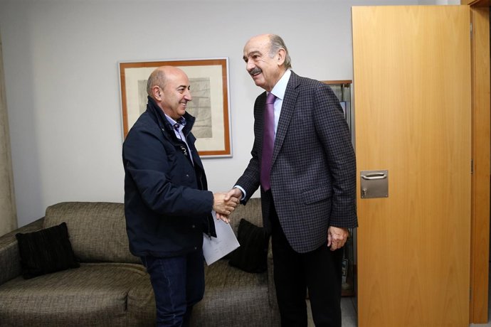 El consejero de Obras Públicas recibe al alcalde de Bárcena de Cicero 