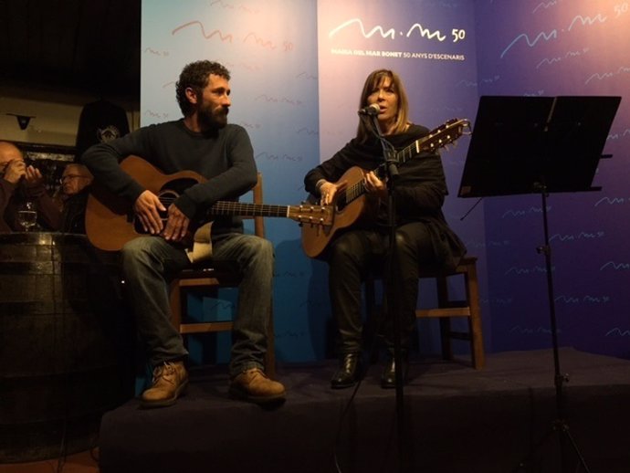 La cantante mallorquina Maria del Mar Bonet junto al músico Borja Penalba