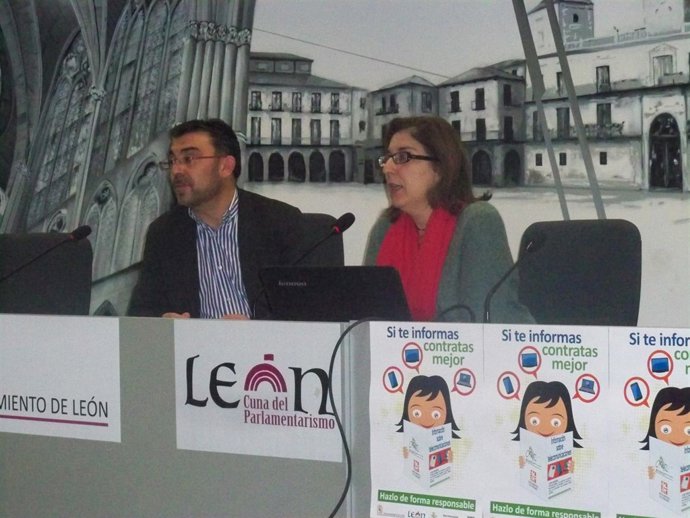 Llamas (I) y la técnico de Consumo Belén Pérez