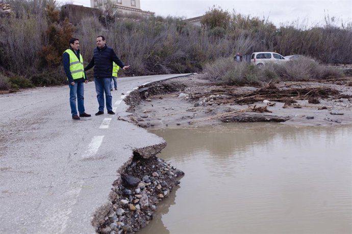 Las carreteras provinciales se han visto afectadas por la lluvia y la nieve.