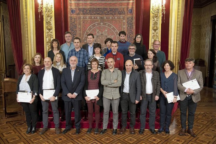 Mendoza y el director general junto a representantes de los centros recnocidos