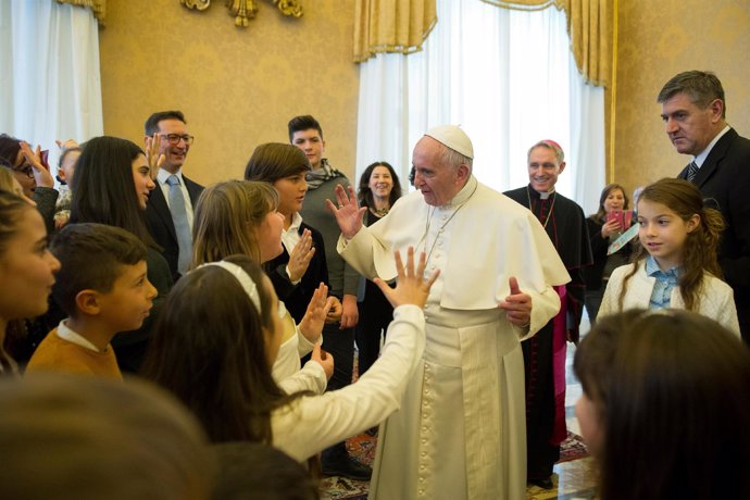 El Papa Francisco con jóvenes  