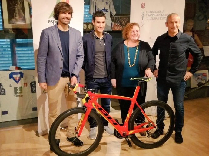 Momento del acto e entrega de la bicicleta
