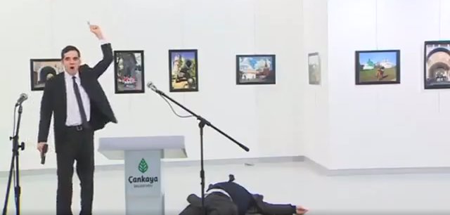 La policía turca en la galería donde ha sido disparado el embajador ruso