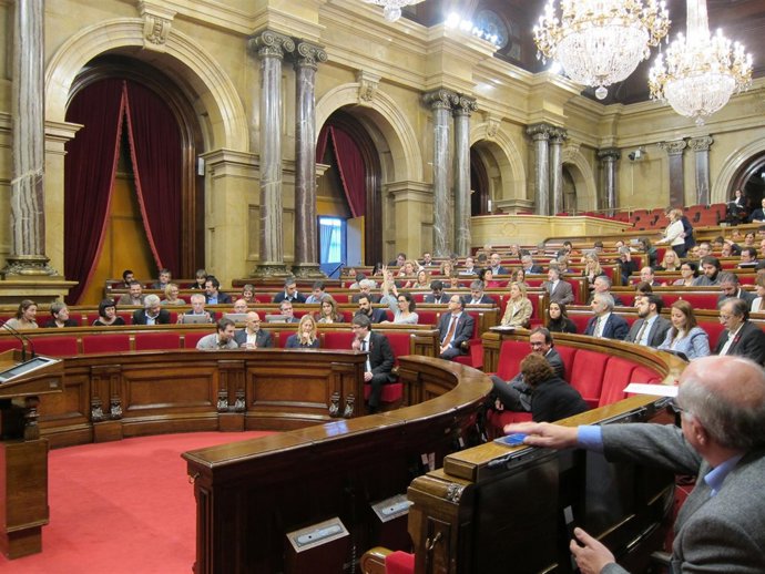 Votación en el pleno del Parlament