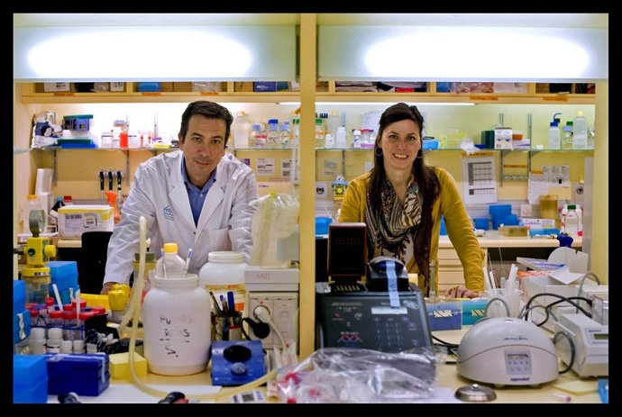 Judit Anido (CEO de la empresa) y Joan Seoane de Mos (investigador VHIO)