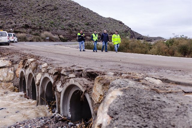 La carretera AL-8106, entre La Mulería y Villaricos, abierta tras el temporal.