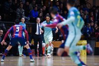 El Barça estrena liderato recibiendo al Santiago Futsal