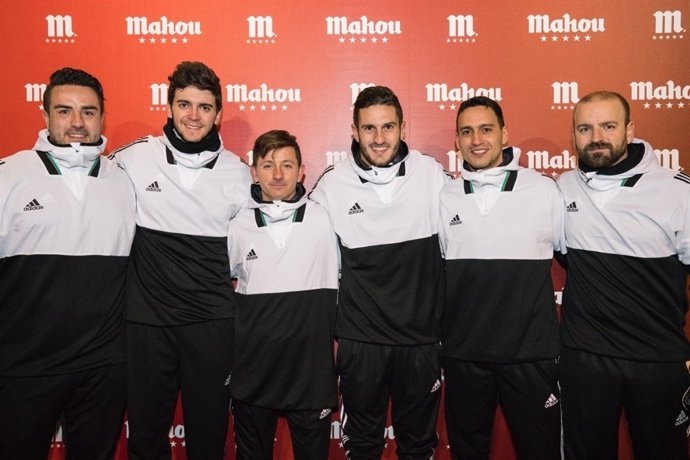 Koke con los participantes de la promoción de Mahou