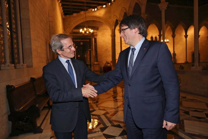 El embajador Yves Saint-Geours junto a C.Puigdemont en Barcelona