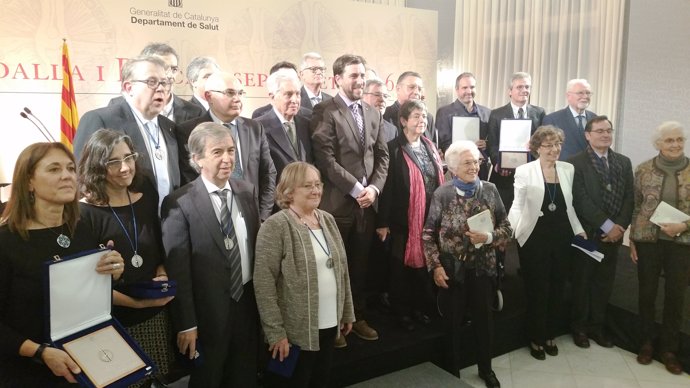El conseller Toni Comín junto a los reconocidos por los premios Josep Trueta