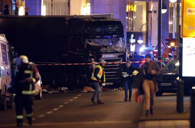 Camión arrolla a multitud en Berlín