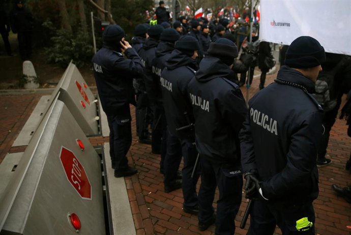 Policías frente al Parlamento en Polonia
