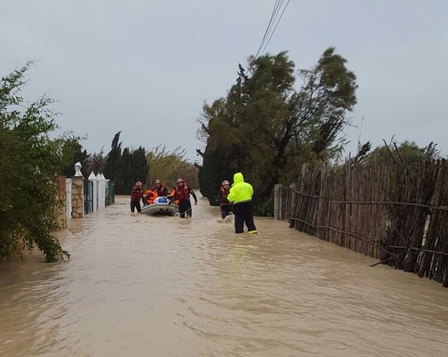 Fotografía de la evacuación de 5 personas el lunes en Oliva por Cruz Roja