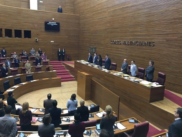 Minuto de silencio en las Corts por las víctimas de Berlín y Turquía