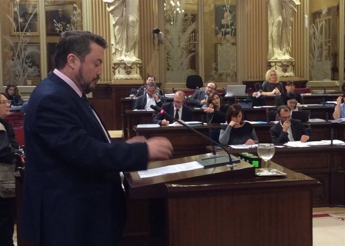 Antoni Camps durante el pleno de los presupuestos 2017