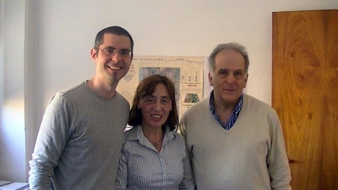 A la izquierda, los Investigadores David García-Burgos y Clara Zamora