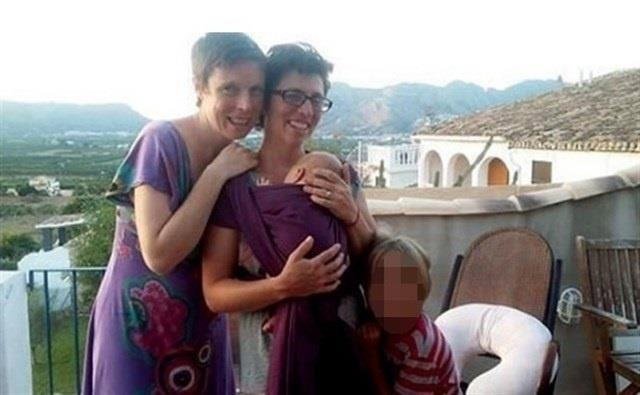 La pareja de Dénia que quiere inscribir a su bebé en el registro