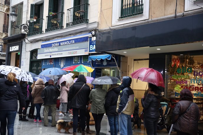 Colas para comprar décimos en Doña Manolita en Madrid, Lotería de Navidad