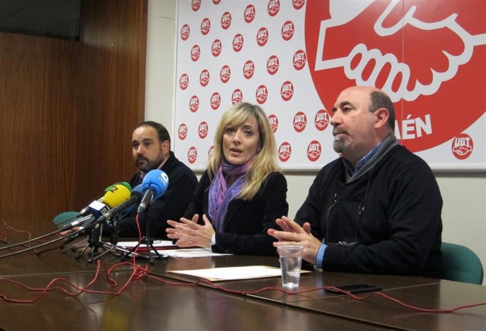 Carmen Castilla, en la rueda de prensa con Manuel Salazar (d) y Antonio Marcos.