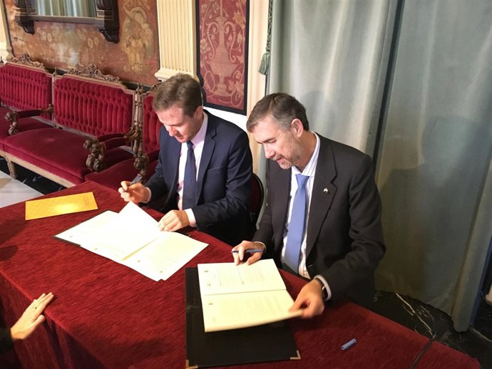 Javier Lacalle (izda) y Manuel Pérez Mateos firman el convenio. 
