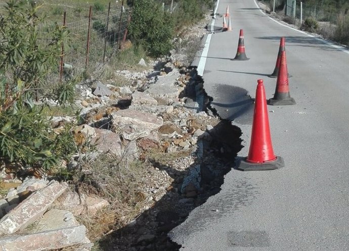 Daños en la carretera de acceso al castillo de Castellar