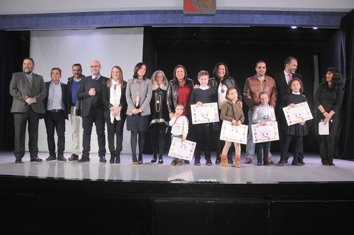 Autoridades con algunos de los alumnos galardonados