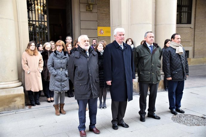 Delegado y subdelegado del Gobierno en Aragón, concentrados ante la delegación.