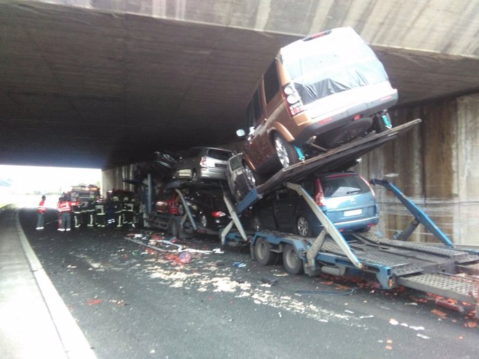 Colisión entre furgoneta y camión en túnel bajo la A-12.