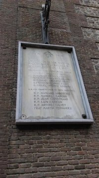 Acusan a la Comunidad de subvencionar la reforma de una iglesia con dos placas franquistas