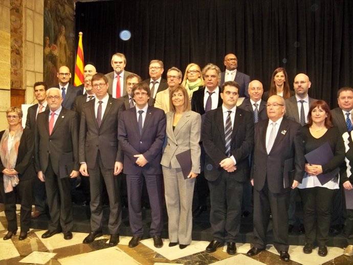 Carles Puigdemont y Carles Mundó con los premiados del Día de la Justicia