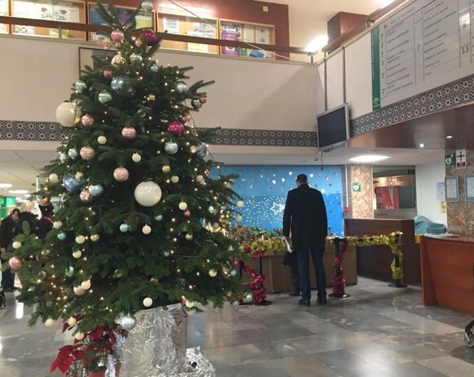 Entrada decorada para Navidad del Hospital Materno.