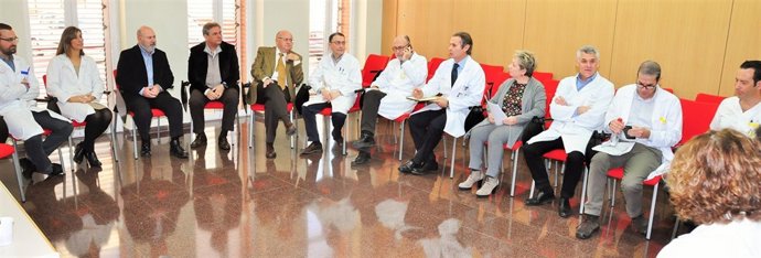 Martínez con miembros de  la Unidad de cardiopatías familiares de Arrixaca