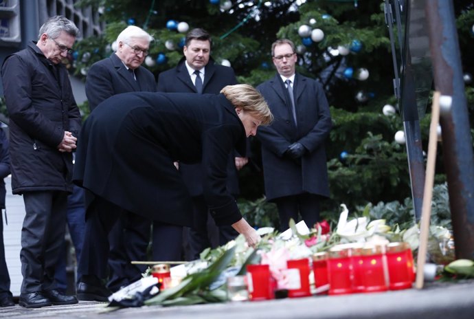 Merkel visita la escena del atentado de Berlín con Steinmeier y De Maiziere