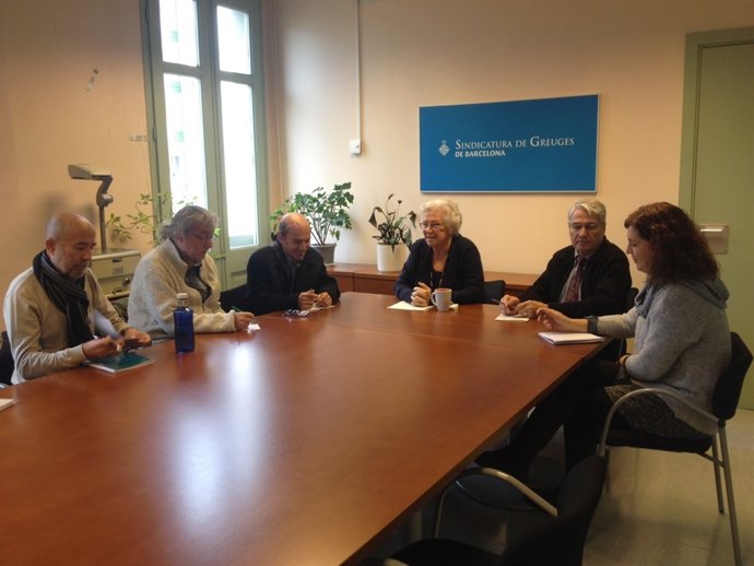 La asociación de vecinos y vecinas de Sagrada Familia se reúne con la Síndica