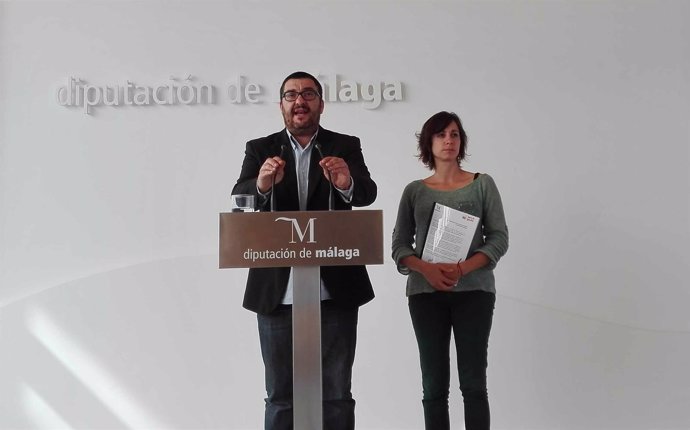 Guzmán Ahumada portavoz IU Diputación Málaga con diputada teresa sanchez