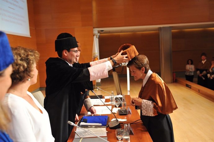 Investidura como honoris causa en la UPV de Adela Cortina