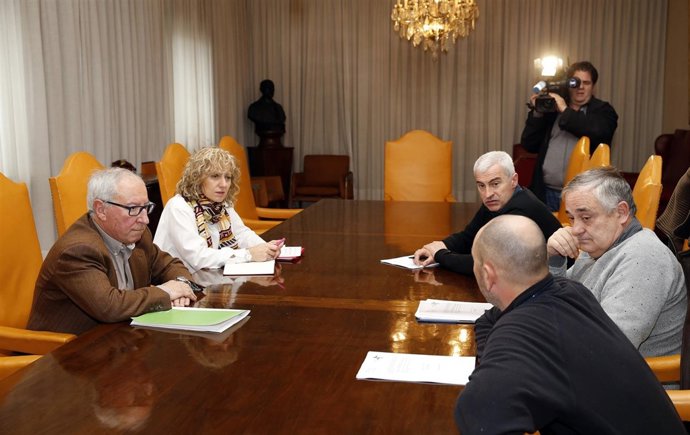 La vicepresidenta con el comité de empresa de Sniace 