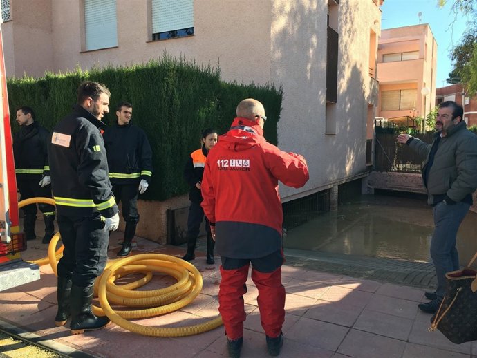 Labores de achique de agua en sótanos, inundaciones, lluvias