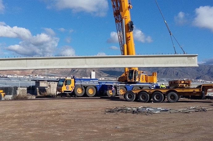 Colocación de vigas en la variante de Roquetas de Mar.