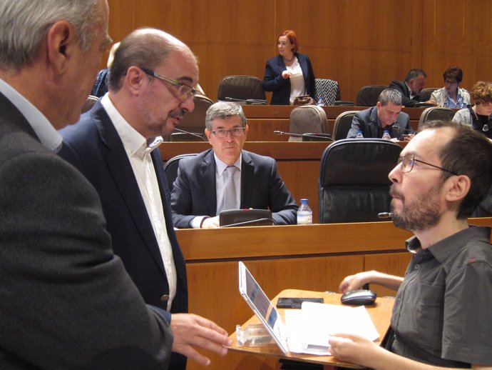 Javier Lambán (PSOE) y Pablo Echenique (Podemos), hablando en las Cortes