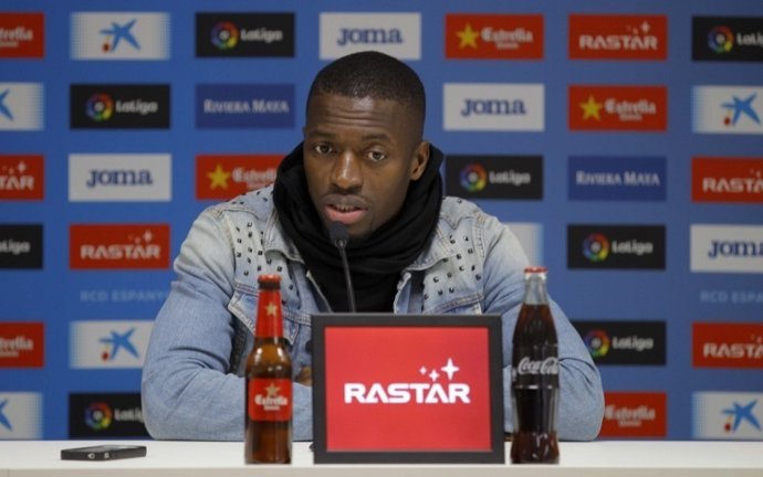Pape Diop en rueda de prensa