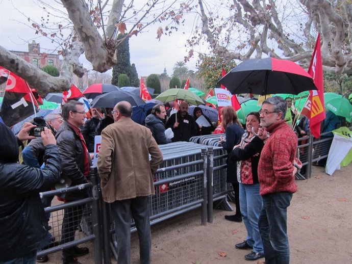 Los diputados J.Albiach (SíQueEsPot) y G.Serra (CUP), con los manifestantes