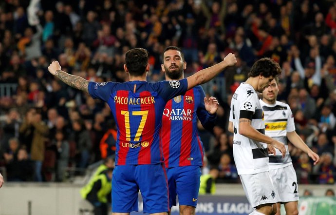 Paco Alcácer y Arda Turan con el FC Barcelona