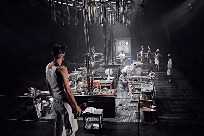 Una escena de la obra 'En la cocina', de Sergio Peris-Mencheta