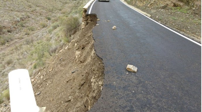 Carretera afectada por las lluvias, socavón, desprendimientos