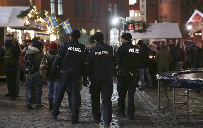 Policías en un mercado navideño en Berlín