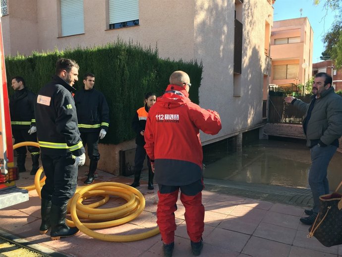Labores de achique de agua en sótanos, inundaciones, lluvias
