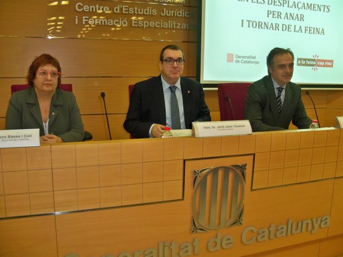 La consellera D. Bassa, el conseller J.Jané y el director del Cejfe G.Capilla
